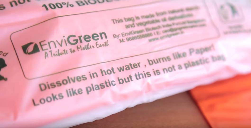 这个从垃圾山中成长起来的印度小伙，为了拯救环境，发明了一款可以吃的塑料袋