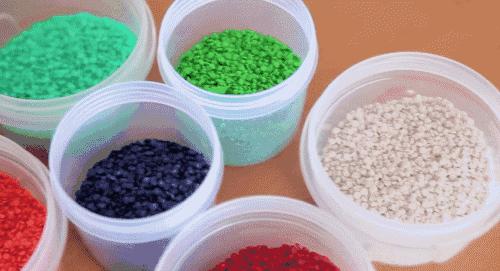 这个从垃圾山中成长起来的印度小伙，为了拯救环境，发明了一款可以吃的塑料袋