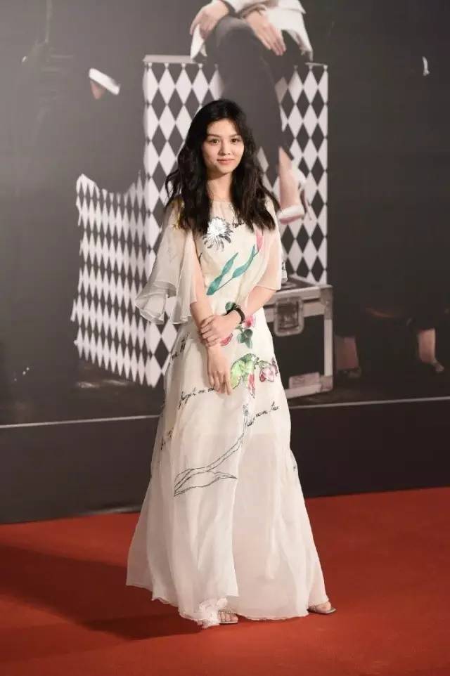 周冬雨金马奖表现,周冬雨颁奖反应