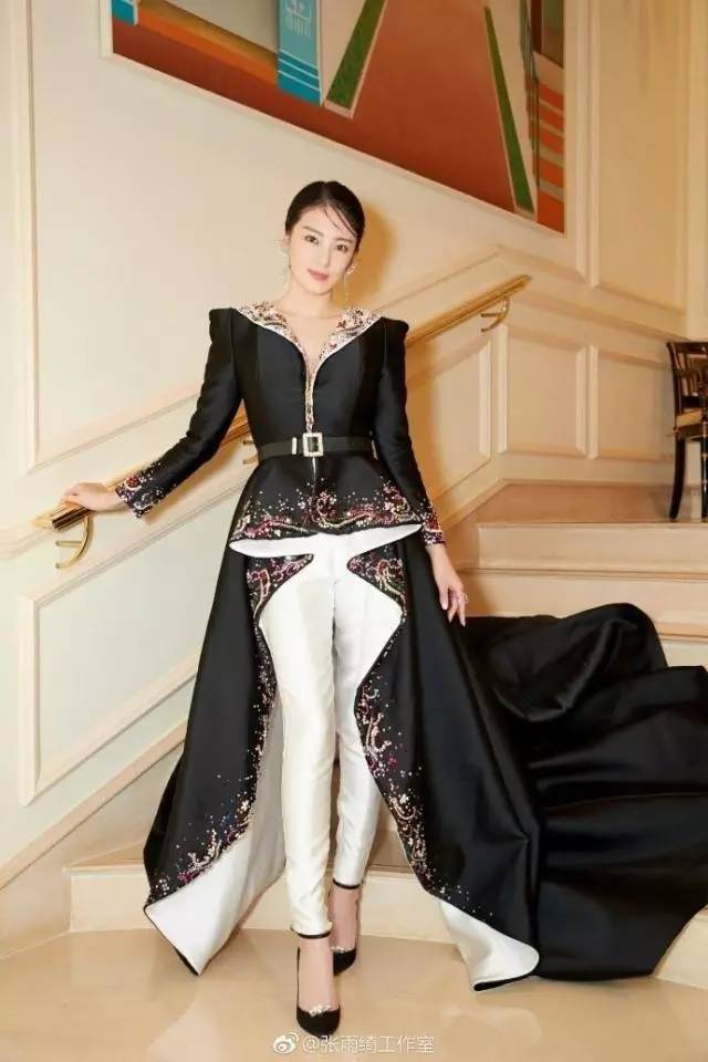 周冬雨金马奖表现,周冬雨颁奖反应