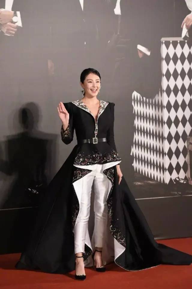 周冬雨金马奖表现,周冬雨颁奖反应