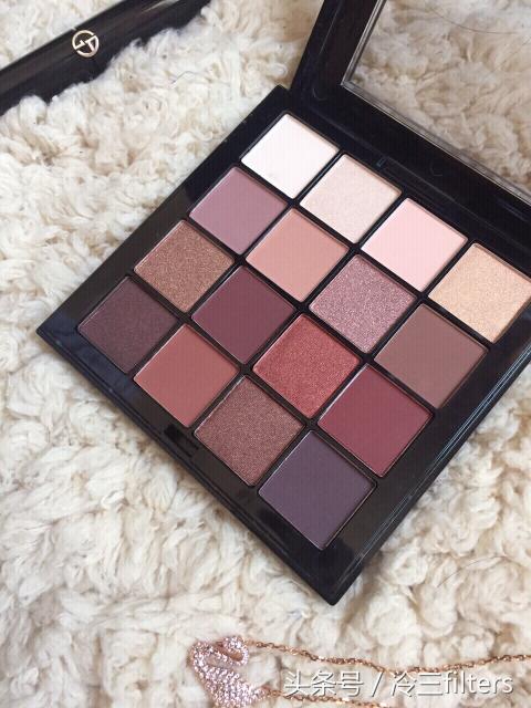 最高级的妆容绝对是哑光眼影打造出来的，闪闪的珠光色靠边站