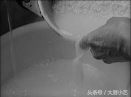 老北京豆汁儿，被外地人称为最“难吃”的京味，却是老北京的命根