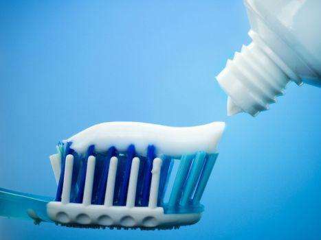 小窍门瓷砖上面打孔方法,用冲击钻打瓷砖墙孔不烂的方法