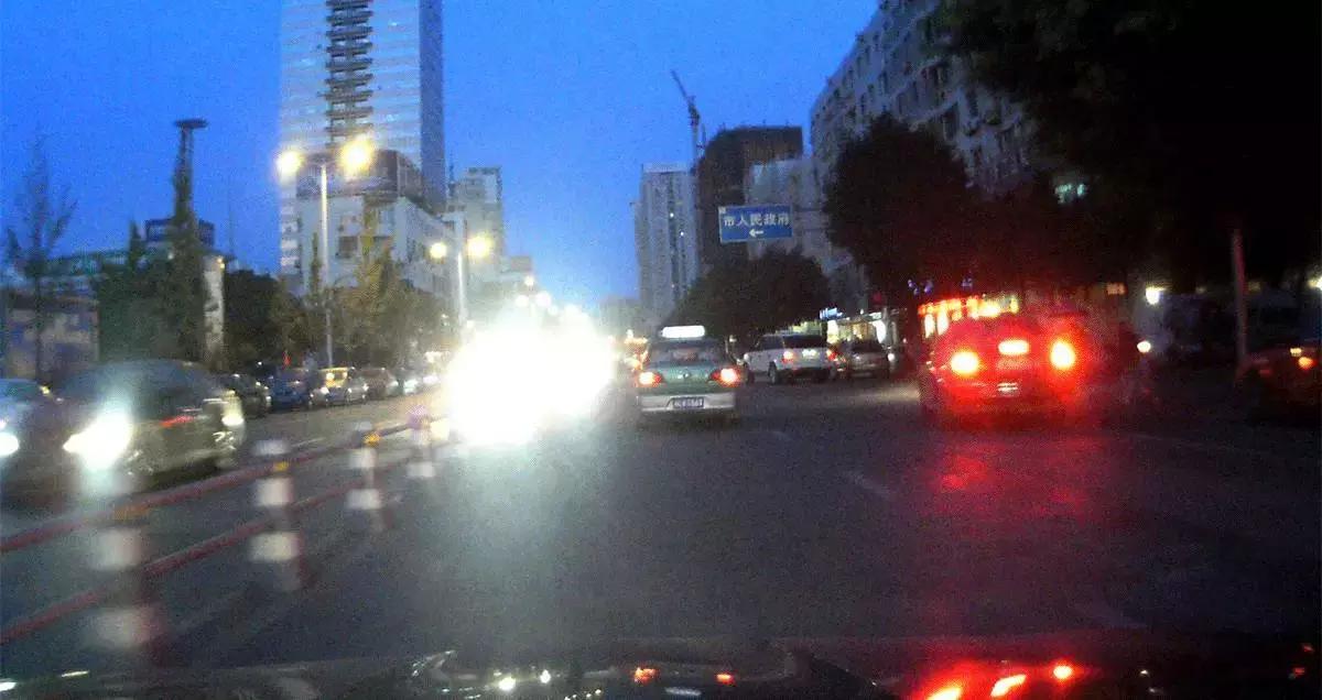 免开灯升级大灯优缺点,卤素大灯不够亮自己动手就能改