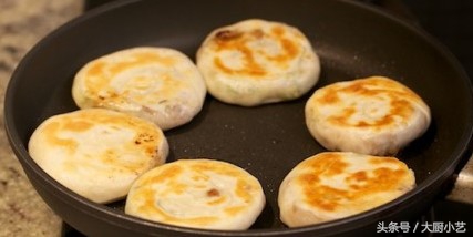 门钉肉饼薄皮大馅儿,老北京门钉肉饼其实就是牛肉饼