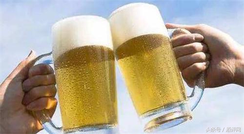 黄啤白啤黑啤生啤哪个不苦,黑啤黄啤鲜啤
