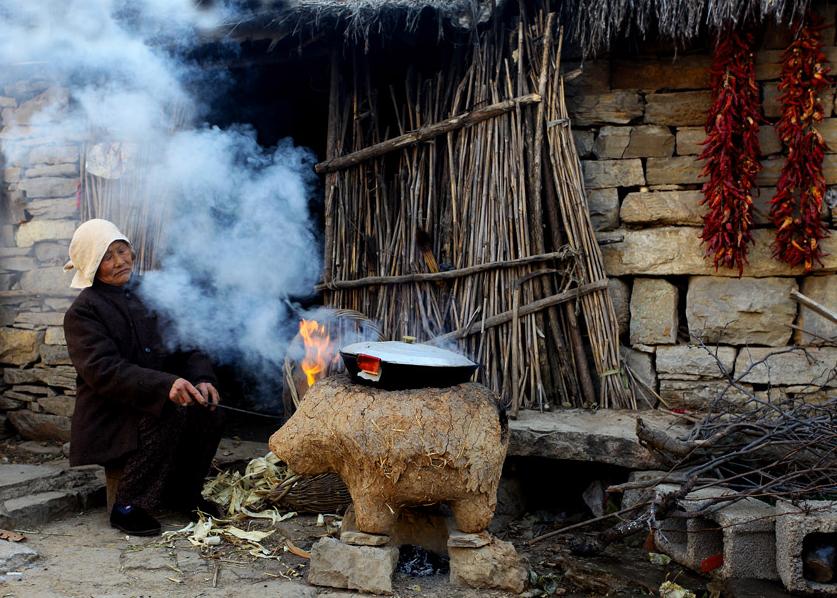 铁锅炖大鱼真是太香了农家乐美食,老东北乡村铁锅炖