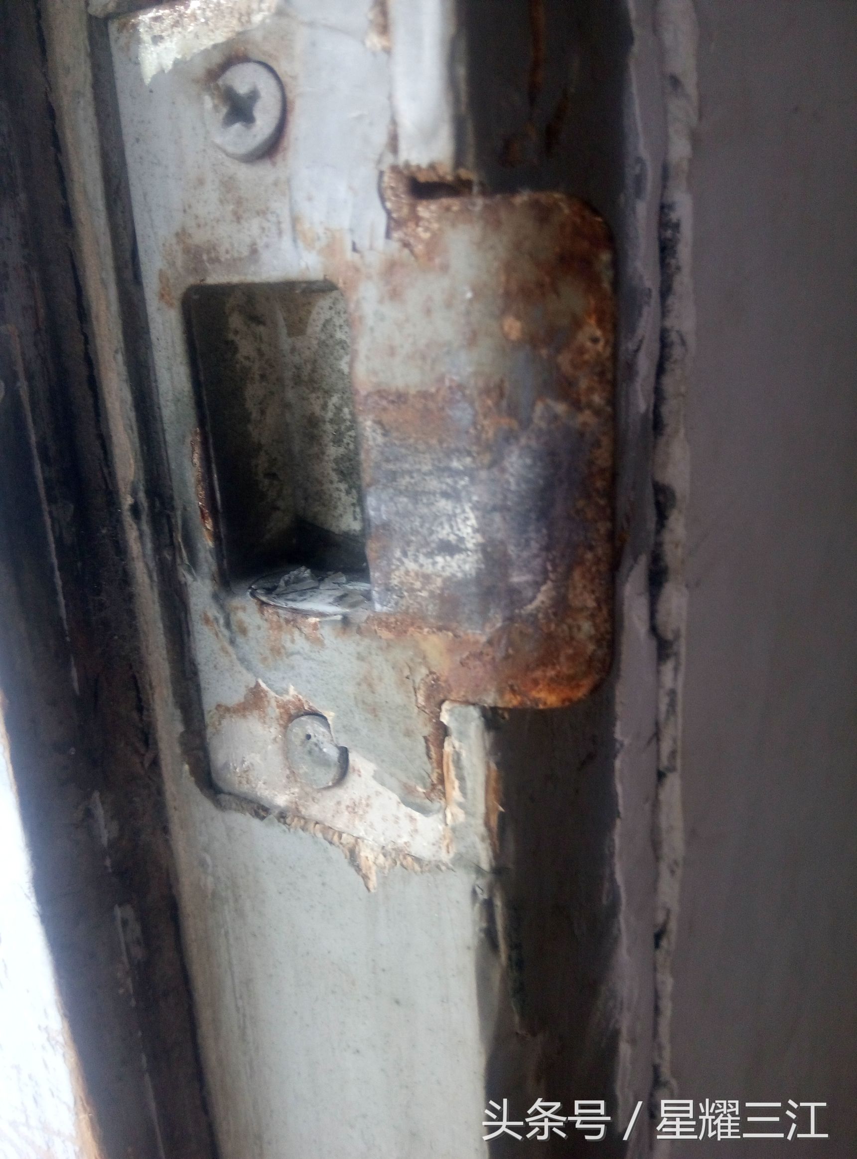 门锁易拉出来怎么修,门锁拉链