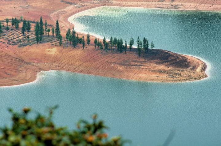 太壮观!清远这个群山萦绕的天湖惊现百米大瀑布,你竟然不知道?