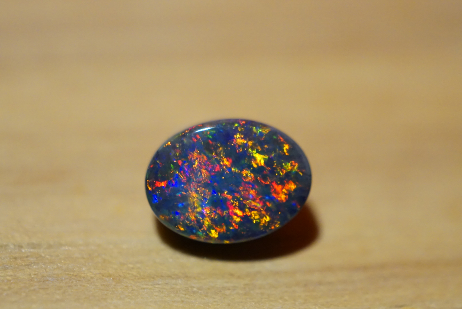 欧泊宝石哪一种颜色的最贵,欧泊宝石哪一种颜色的最珍贵