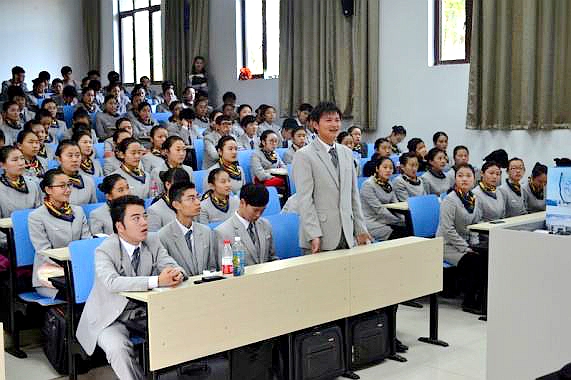 南航上铺的你(6)壮族妹子光脚丫煤渣路狂奔3000米勇夺冠军