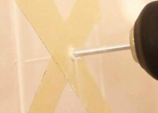 小窍门瓷砖上面打孔方法,用冲击钻打瓷砖墙孔不烂的方法
