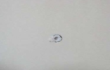 小窍门瓷砖上面打孔方法,用冲击钻打瓷砖墙孔不烂的方法