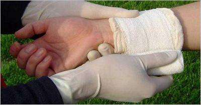 运动腰部扭伤正确处理方法,教你脚踝扭伤的正确紧急处理方法