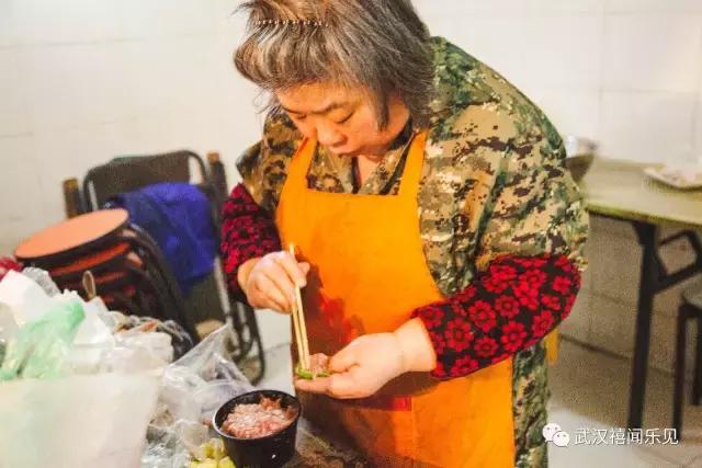 活久见，吃完武汉这家烧烤，我忘了对面淘气牛杂的味道