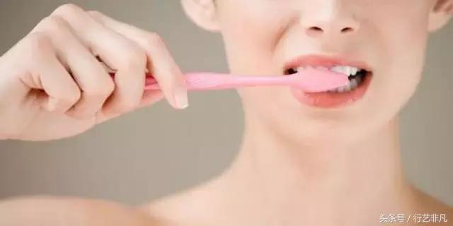 牙黄刷牙时加什么能变白,牙黄刷牙美白