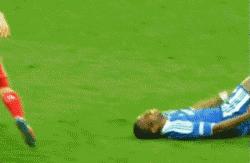 足球史上十大经典假摔,笑到抽筋的踢球视频