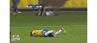 足球史上十大经典假摔,笑到抽筋的踢球视频