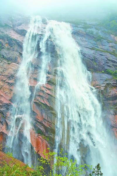 太壮观!清远这个群山萦绕的天湖惊现百米大瀑布,你竟然不知道?