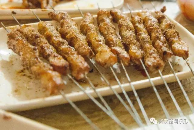 活久见，吃完武汉这家烧烤，我忘了对面淘气牛杂的味道