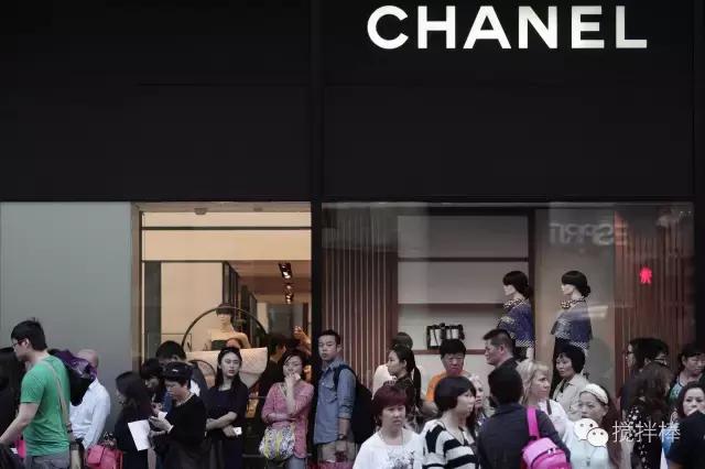 从前有一个牌子天天打击代购,后来它的CEO走掉了