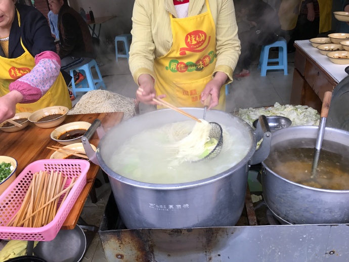 在重庆吃面必须吃地道的重庆小面,小面是重庆最难吃的一种面