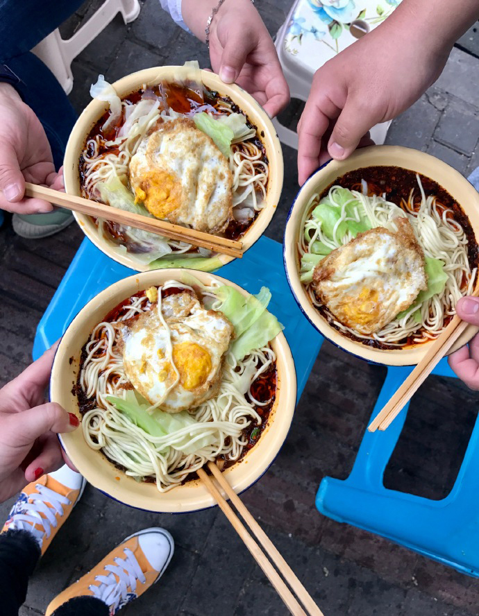 在重庆吃面必须吃地道的重庆小面,小面是重庆最难吃的一种面