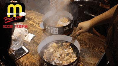 这家店看着不起眼，但是他们家的铁板饭一天卖出去20000份哎！