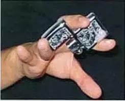 二战美国大兵不扛枪也能成为英雄,二战的美国大兵带几支枪