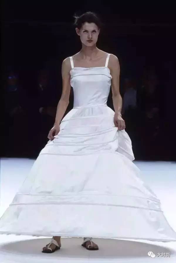 如果只为新潮而穿,美的永远只是服装