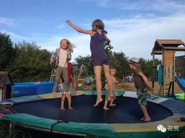 当90后都在为生活奔波还房贷，她却选择去法国农场铲马粪