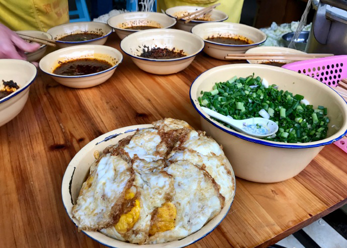 在重庆吃面必须吃地道的重庆小面,小面是重庆最难吃的一种面