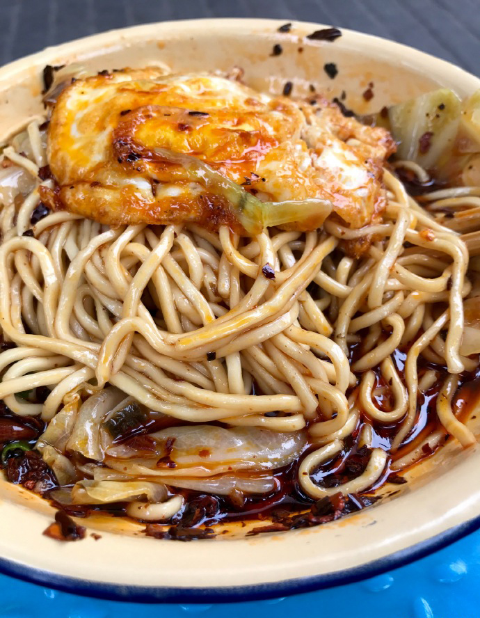 在重庆吃面必须吃地道的重庆小面,小面是重庆最难吃的一种面