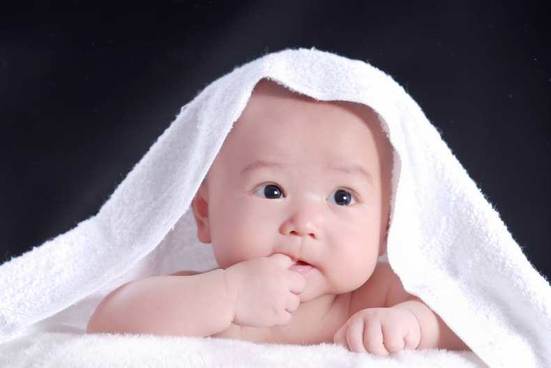 小孩吮吸手指的解决方法,小孩子吮吸手指怎么戒