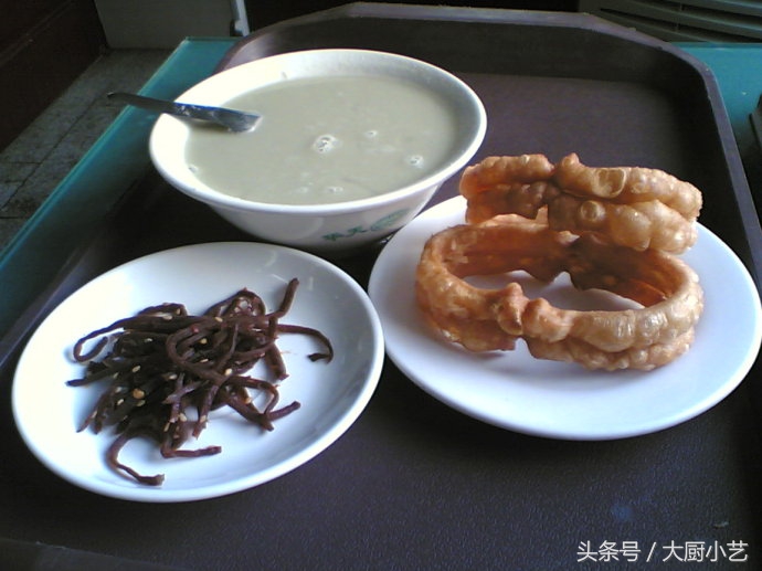 老北京豆汁儿，被外地人称为最“难吃”的京味，却是老北京的命根