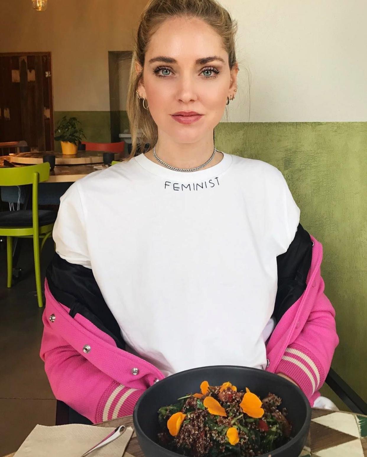 度假穿什么衣服最随性 (悠闲度假穿什么衣服)