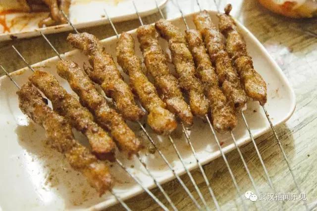 活久见，吃完武汉这家烧烤，我忘了对面淘气牛杂的味道