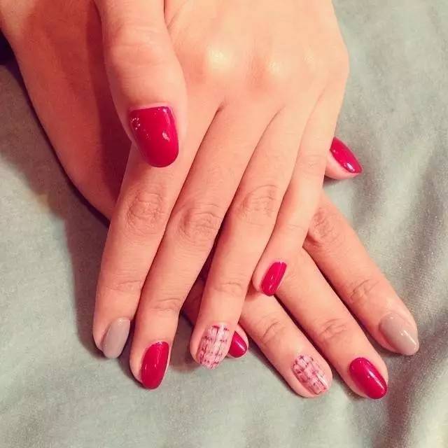 怎样用一瓶指甲油做出好看的指甲,如果你有一瓶指甲油你会做什么