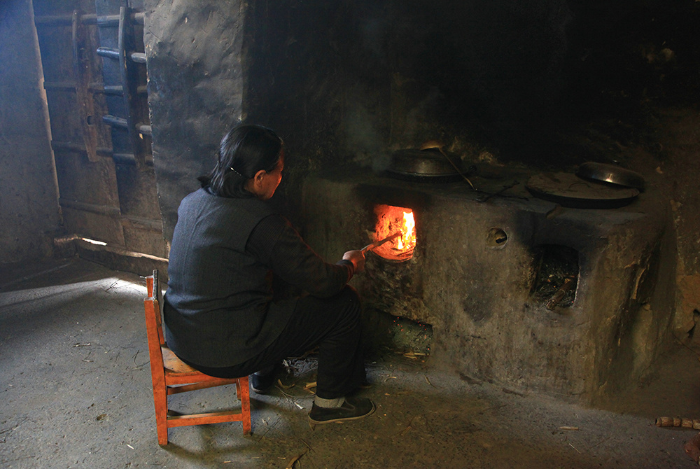铁锅炖大鱼真是太香了农家乐美食,老东北乡村铁锅炖