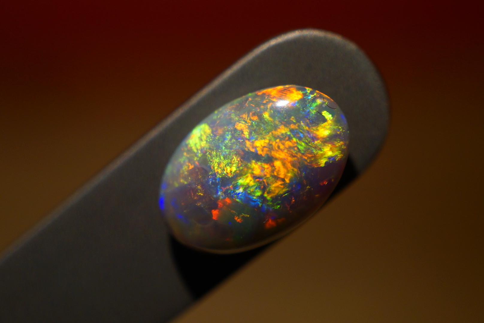 欧泊宝石哪一种颜色的最贵,欧泊宝石哪一种颜色的最珍贵