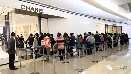 从前有一个牌子天天打击代购,后来它的CEO走掉了