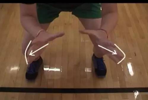 打球的时候手指被戳到了怎么办,打球手指关节戳肿了怎么恢复