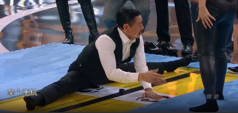 王牌对王牌张丰毅劈叉,张丰毅真正男子汉倒立俯卧撑