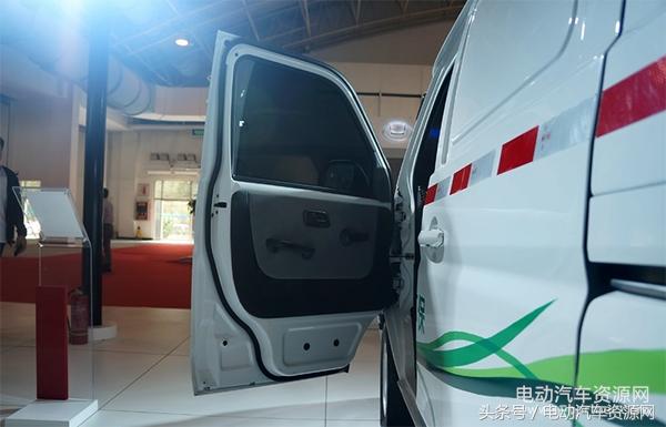 续航300公里5门4座微型车,一款外观像越野车的小型电动车