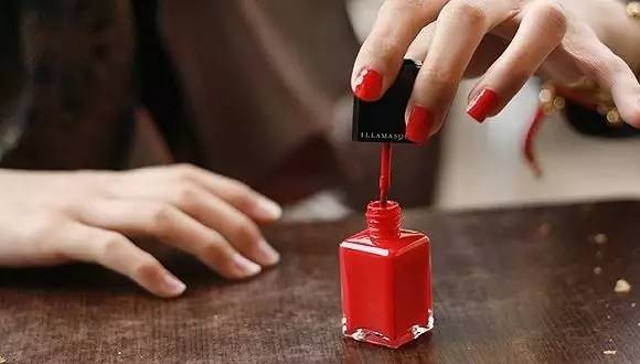 怎样用一瓶指甲油做出好看的指甲,如果你有一瓶指甲油你会做什么