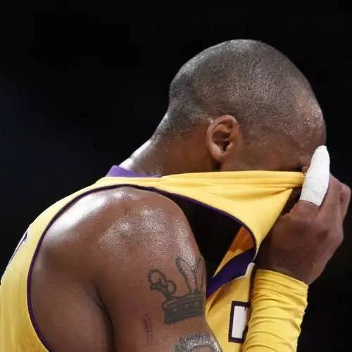 打球的时候手指被戳到了怎么办,打球手指关节戳肿了怎么恢复