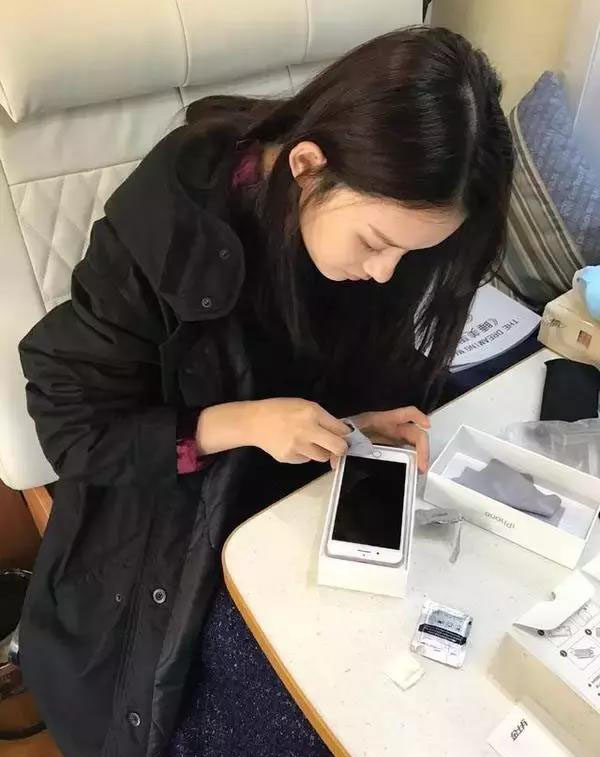 林允自曝拿到片酬后做的第一件事 (林允4000万片酬)