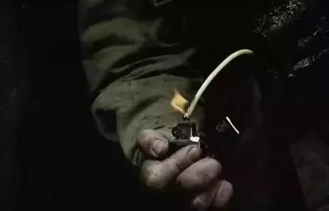 二战美国大兵不扛枪也能成为英雄,二战的美国大兵带几支枪