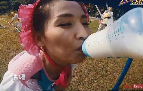 小朋友带奶瓶上学,儿子都9岁了还让妈妈哄着睡觉